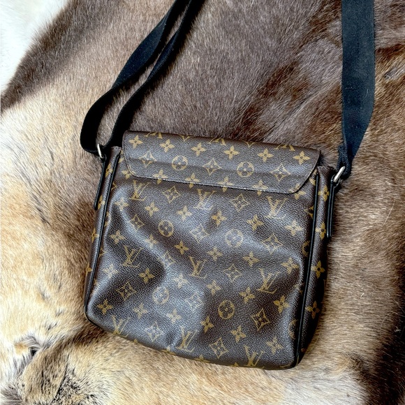 Authentic Louis Vuitton Messenger Bag - Picture 2 of 6